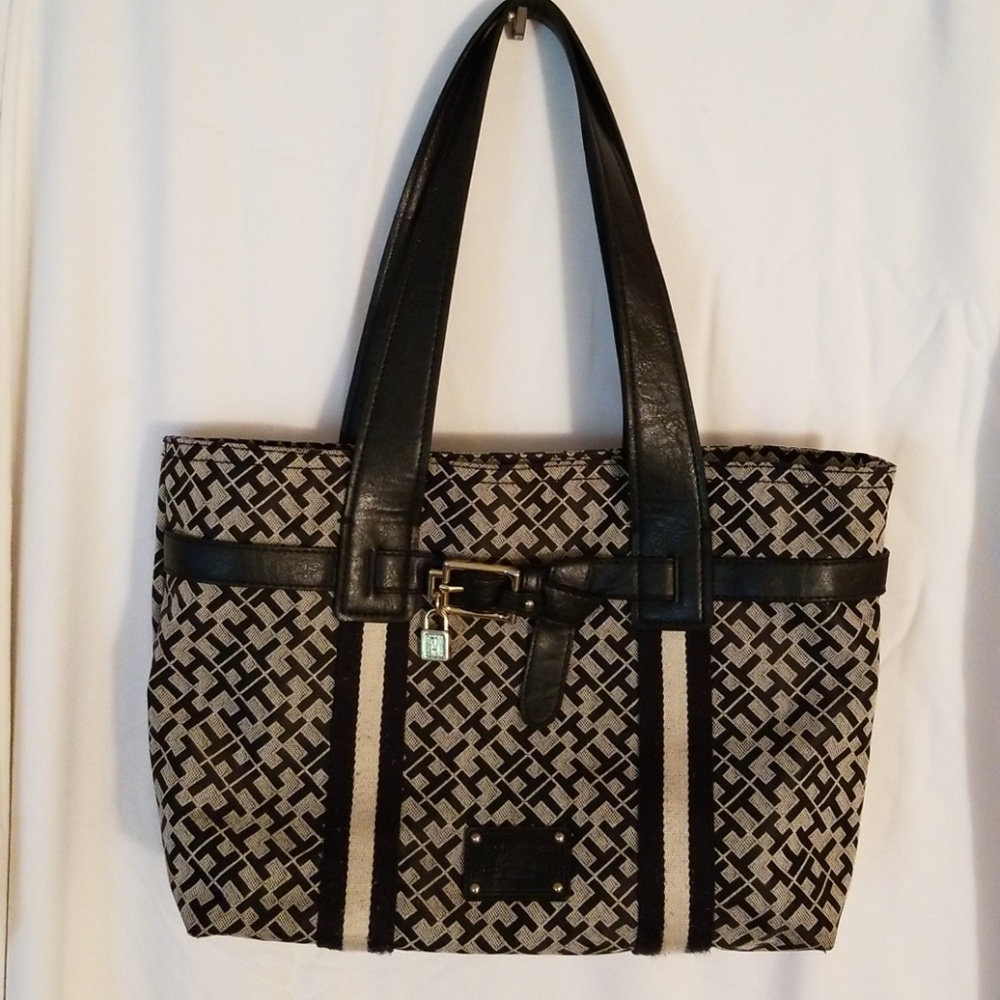 Tommy Hilfiger purse in good used condition